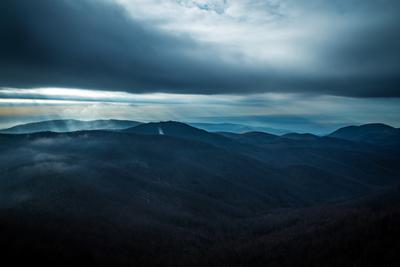 Fénybetörés a Börzsöny felett-stock-foto
