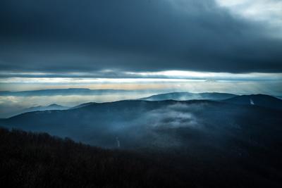 Fénybetörés a Börzsöny felett-stock-foto