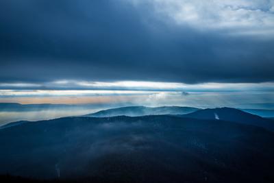 Fénybetörés a Börzsöny felett-stock-foto