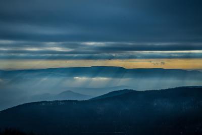 Fénybetörés a Börzsöny felett-stock-foto