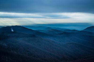 Fénybetörés a Börzsöny felett-stock-foto