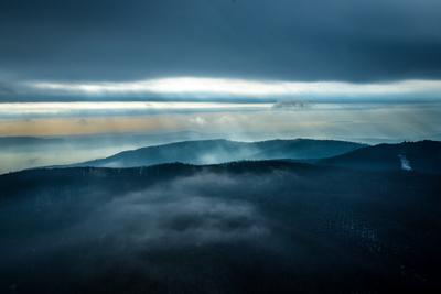 Fénybetörés a Börzsöny felett-stock-foto