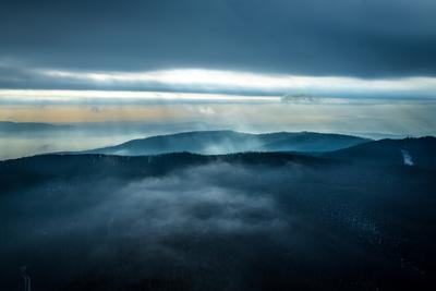 Fénybetörés a Börzsöny felett-stock-foto