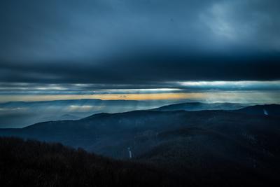 Fénybetörés a Börzsöny felett-stock-foto