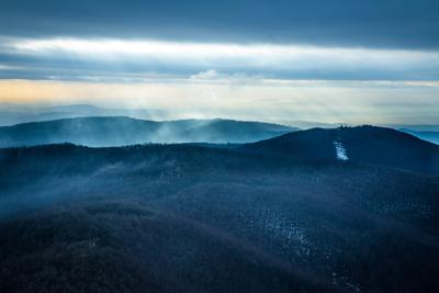 Fénybetörés a Börzsöny felett-stock-foto
