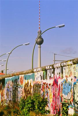 East Side Gallery and TV tower, Berlin-stock-foto