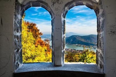 Kilátás Nagymarosra és a Dunakanyarra a Börzsönyből-stock-foto
