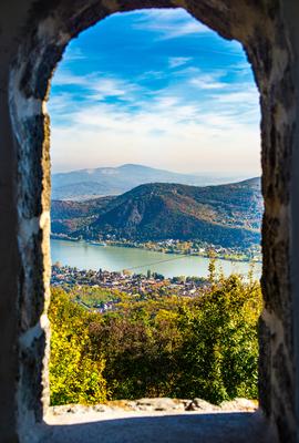 Kilátás Nagymarosra és a Dunakanyarra a Börzsönyből-stock-foto