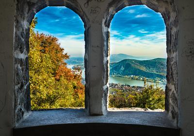 Kilátás Nagymarosra és a Dunakanyarra a Börzsönyből-stock-foto