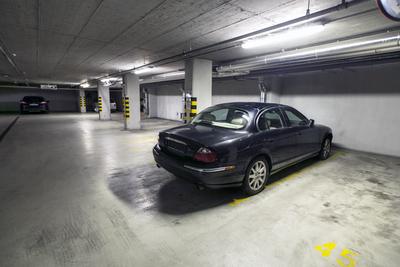 Harmincmilliós parkolási bírságot gyűjtött össze egy parkoló Jaguar-stock-foto