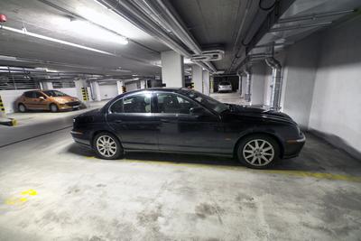 Harmincmilliós parkolási bírságot gyűjtött össze egy parkoló Jaguar-stock-foto