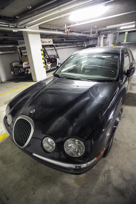 Harmincmilliós parkolási bírságot gyűjtött össze egy parkoló Jaguar-stock-foto