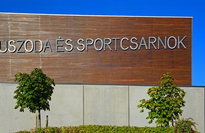 Budaörs, Városi Uszoda és Sportcsarnok-stock-foto