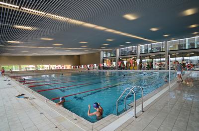 Budaörs, Városi Uszoda és Sportcsarnok-stock-foto