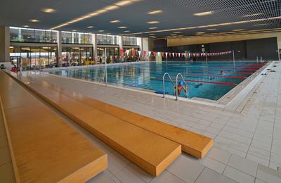 Budaörs, Városi Uszoda és Sportcsarnok-stock-foto