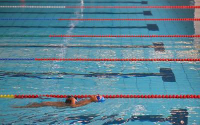 Budaörs, Városi Uszoda és Sportcsarnok-stock-foto