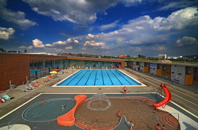 Budaörs, Városi Uszoda és Sportcsarnok-stock-foto