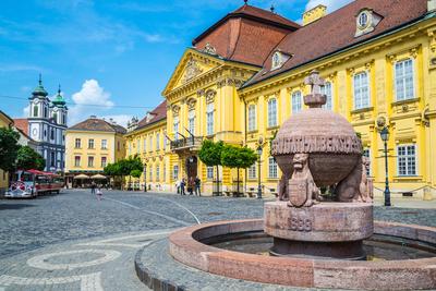 Székesfehérvár, Városház tér, Püspöki palota és Országalma-stock-foto
