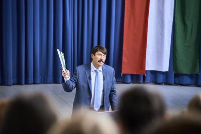 Áder János klímavédelmi tanórát tartott Budakeszin-stock-foto