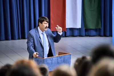 Áder János klímavédelmi tanórát tartott Budakeszin-stock-foto