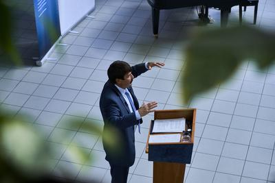 Áder János klímavédelmi tanórát tartott Budakeszin-stock-foto