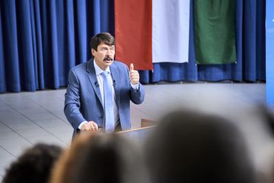 Áder János klímavédelmi tanórát tartott Budakeszin-stock-foto