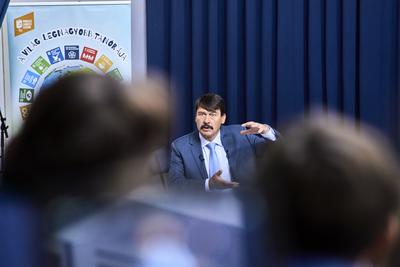 Áder János klímavédelmi tanórát tartott Budakeszin-stock-foto