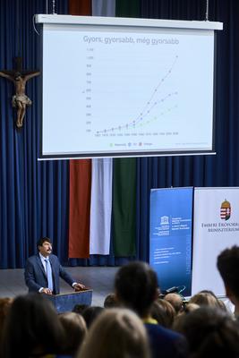 Áder János klímavédelmi tanórát tartott Budakeszin-stock-foto