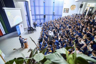 Áder János klímavédelmi tanórát tartott Budakeszin-stock-foto