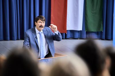 Áder János klímavédelmi tanórát tartott Budakeszin-stock-foto