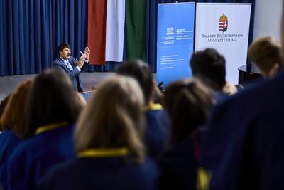 Áder János klímavédelmi tanórát tartott Budakeszin-stock-foto