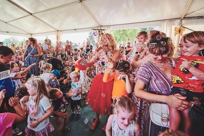 Az Apacuka zenekar koncertje-stock-foto