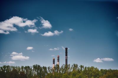 A Dunamenti Erőmű kéményei-stock-foto