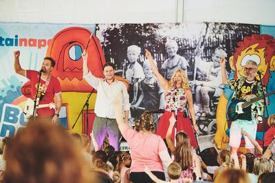 Az Apacuka zenekar koncertje-stock-foto