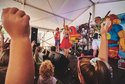 Az Apacuka zenekar koncertje-stock-foto