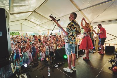 Az Apacuka zenekar koncertje-stock-foto