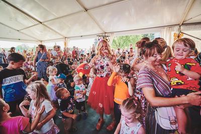 Az Apacuka zenekar koncertje-stock-foto