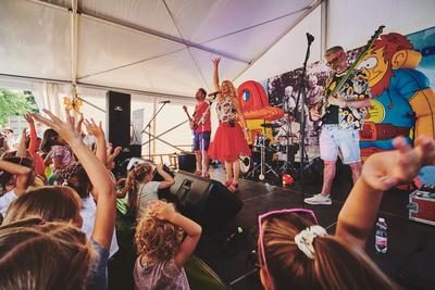 Az Apacuka zenekar koncertje-stock-foto