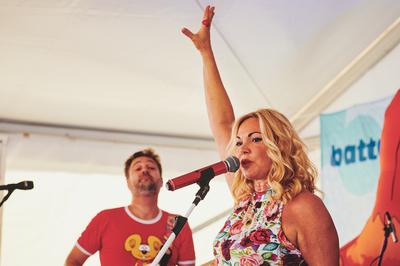 Az Apacuka zenekar koncertje-stock-foto