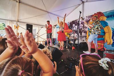 Az Apacuka zenekar koncertje-stock-foto