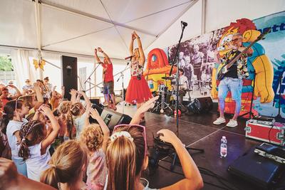 Az Apacuka zenekar koncertje-stock-foto