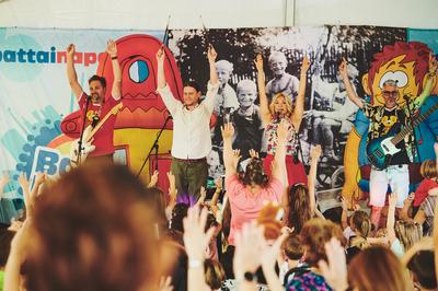 Az Apacuka zenekar koncertje-stock-foto