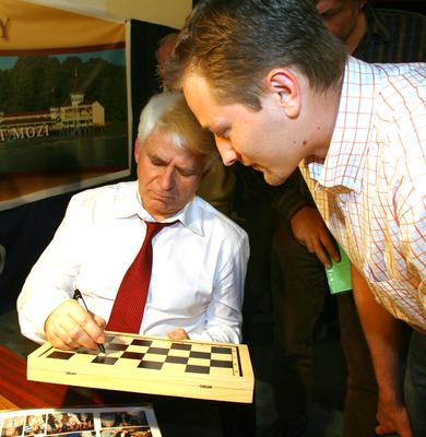 Spasszkijt kapta 70. születésnapjára Portisch Lajos-stock-foto