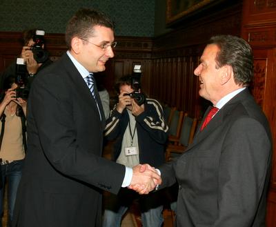 Gerhard Schröder Budapesten-stock-foto