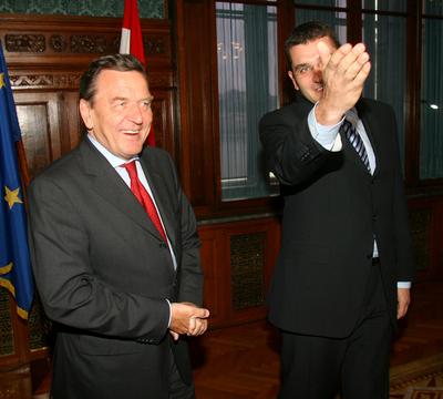 Gerhard Schröder Budapesten-stock-foto