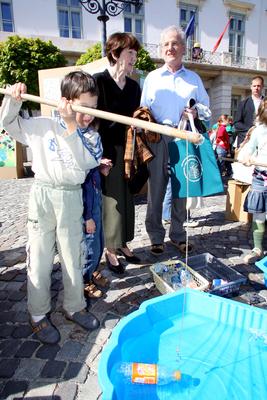 Sólyom László meglátogatta az öko-játszóteret-stock-foto