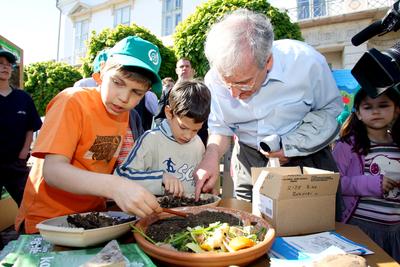 Sólyom László meglátogatta az öko-játszóteret-stock-foto