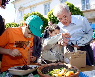 Sólyom László meglátogatta az öko-játszóteret-stock-foto