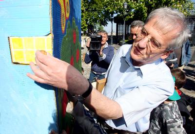 Sólyom László meglátogatta az öko-játszóteret-stock-foto