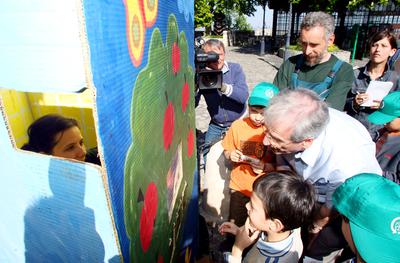 Sólyom László meglátogatta az öko-játszóteret-stock-foto